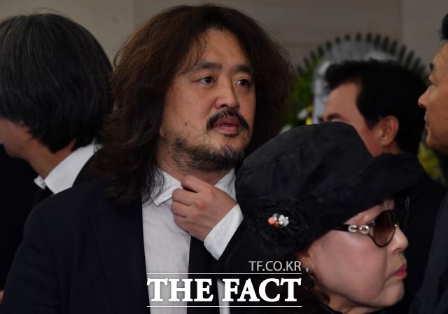 이동재 전 채널A 기자에게 허위사실에 의한 명예훼손 혐의로 고소당한 방송인 김어준씨가 14일 경찰에 출석해 조사를 받고 있다./이동률 기자