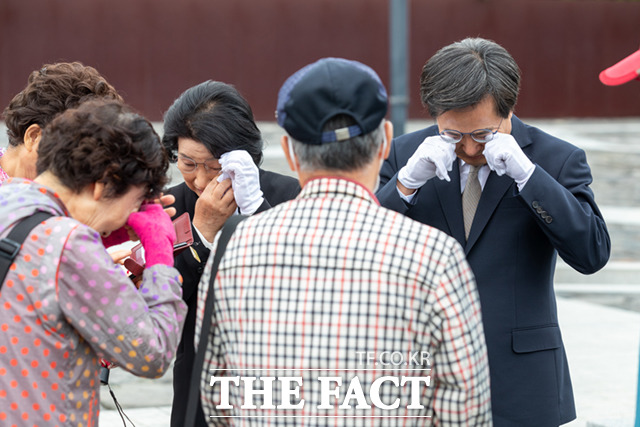 김 당선인과 부인 정우영 씨가 14일 오전 경남 김해시 진영읍 봉하마을을 방문해 고 노무현 전 대통령 묘역을 참배한 뒤 눈물을 훔치고 있다.