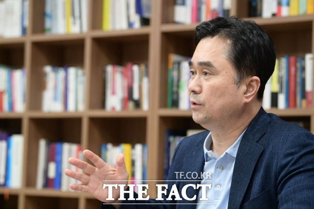 김종민 의원은 팬덤 정치에 대해 자기 목소리의 한 표를 주장하는 건 아무 문제 안 된다며 그걸 넘어서 내 목소리대로 해달라는 건 민주주의에서 탈선·이탈한 것이라고 말했다. /남윤호 기자
