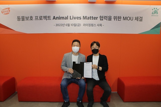 10일 서울 강남구 라이징윙스 사옥에서 협약식이 진행된 가운데 강문철 라이징윙스 부사장(왼쪽)과 심인섭 라이프 대표가 기념사진을 촬영하고 있다. /크래프톤 제공