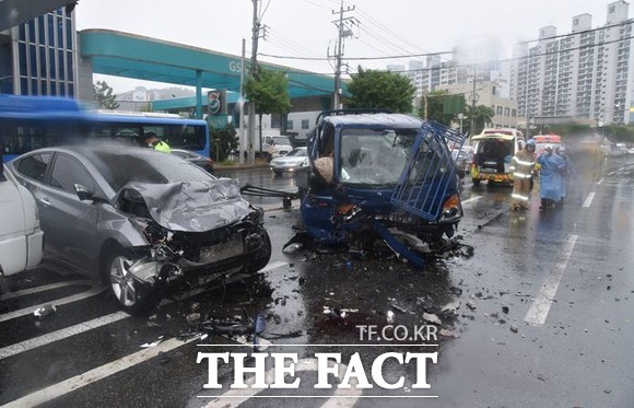 대구 북구 팔달동 칠곡중앙대로 매천시장 인근에서 1t 화물차가 가드레일을 넘어 반대편 차로를 달리던 승용차와 승합차를 잇따라 충돌했다. / 대구소방안전본부 제공