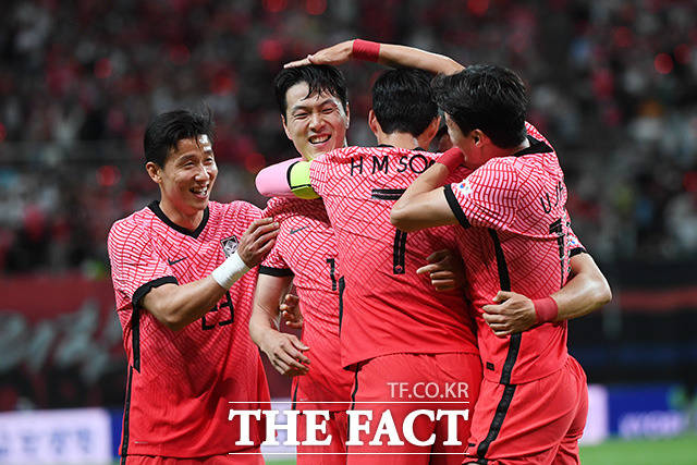 득점 후 동료들의 축하 받는 김영권(왼쪽 두 번째).