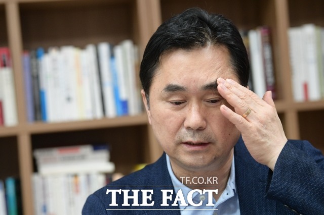 김종민 민주당 의원이 13일 오후 서울 여의도 국회 의원회관에서 더팩트와 인터뷰를 하고 있다. /남윤호 기자