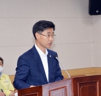 광양시의회 의장으로 추천된 백성호 의원의 시의회 발언 당시 모습.