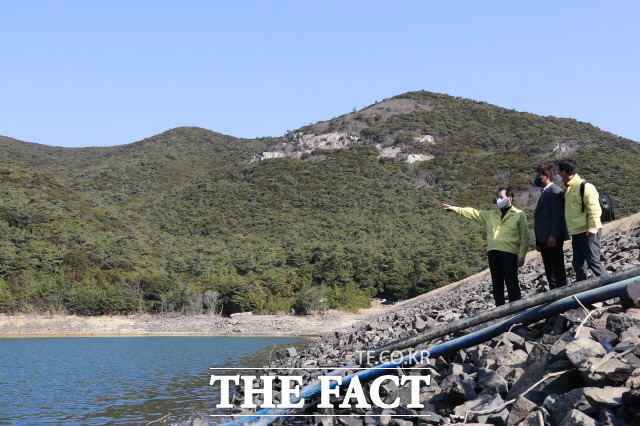 신우철 완도군수가 보길 부황제 현장 점검/완도군청 제공