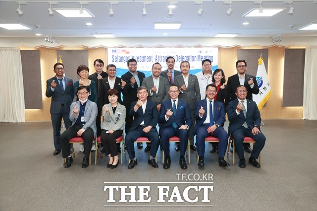 사천시를 첫 방문한 말레이시아 항공산업도시인 셀랑고르 주 투자유치대표단이 기념촬영을 하고 있다./