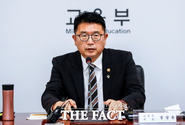 교육부는 15일 반도체 등 첨단산업 인재양성 특별팀’의 첫 회의를 연다. 사진은 장상윤 교육부 차관./뉴시스