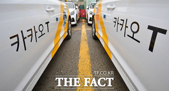 서울의 한 택시회사에 주차된 택시들의 모습.