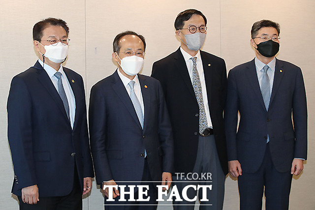 한국은행과 기획재정부는 16일 오전 서울 중구 은행회관에서 확대 거시경제금융회의를 연다. 사진은 지난 5월 추경호 경제부총리 겸 기획재정부 장관과 이창용 한국은행 총재가 서울 중구 프레스센터에서 열린 조찬간담회에 참석해 기념촬영을 하고 있는 모습. 왼쪽부터 방기선 기획재정부 1차관, 추 경제부총리 겸 기획재정부 장관, 이 총재, 이승헌 한국은행 부총재. /이새롬 기자