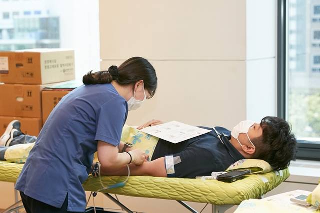 SK이노베이션 구성원이 지난 14일 세계 헌혈자의 날을 맞아 서울 종로구 SK서린빌딩에서 열린 SK 릴레이 헌혈 캠페인에 동참하고 있다. /SK이노베이션 제공