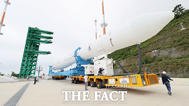 2차 발사를 앞둔 최초의 한국형 발사체 누리호(KSLV-Ⅱ)가 15일 오전 전남 고흥군 나로우주센터 내 발사대로 이송되고 있다. /고흥=한국항공우주연구원 제공