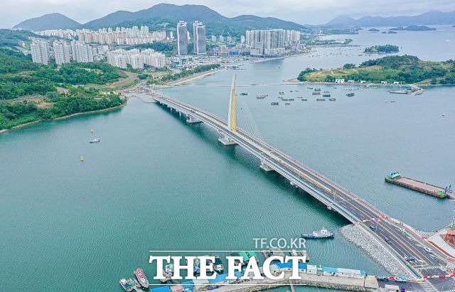 여수시 웅천과 소호를 연결하는 선소대교가 준공을 앞두고 웅장한 자태를 뽑내고 있다. 여수시는 오는 20일 임시개통하며 7월말 정식 개통 예정이다. /여수시 제공