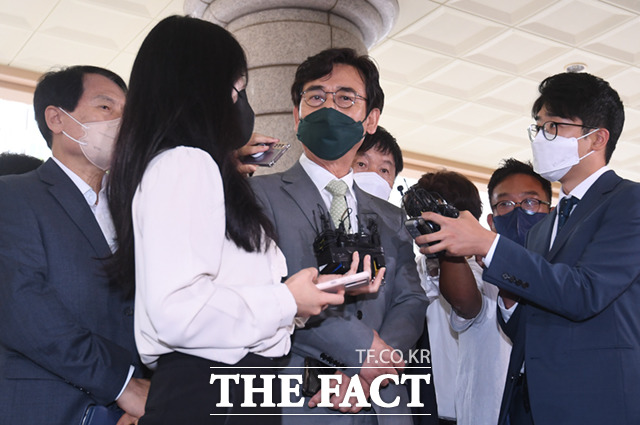 [더팩트ㅣ이새롬 기자] 한동훈 법무부 장관의 명예를 훼손한 혐의로 재판에 넘겨진 유시민 전 노무현재단 이사장이 9일 오후 서울 마포구 서울서부지방법원에서 열린 선고 공판에 출석하며 취재진의 질문에 답하고 있다.