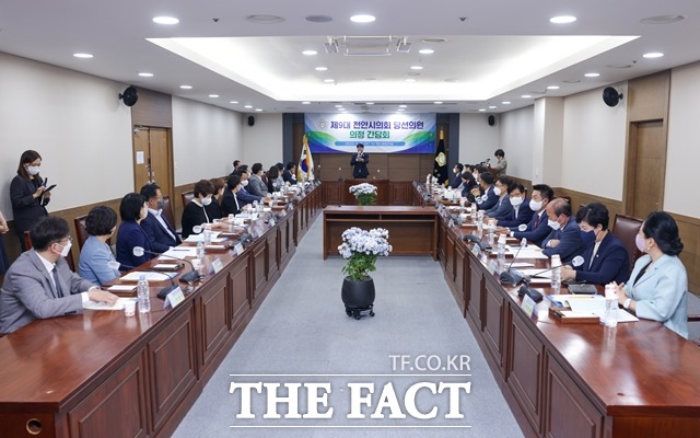 천안시의회 황천순 의장이 15일 ‘제9대 의회 당선의원과의 의정간담회’를 개최했다. / 천안시의회 제공