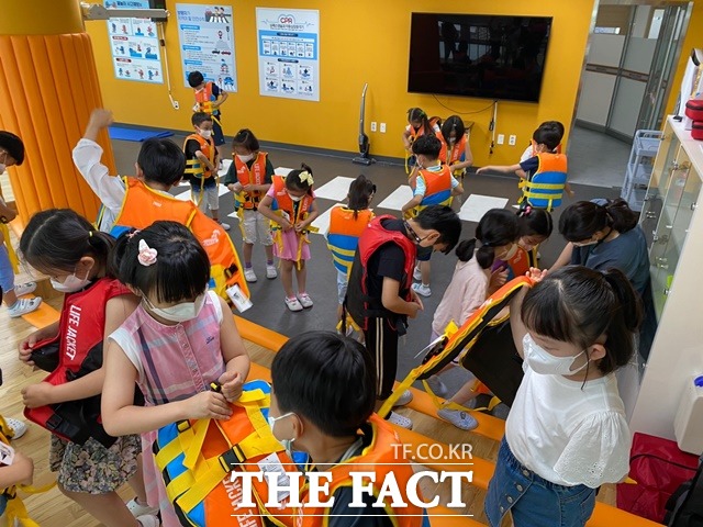 구명조끼 입는 법을 배운 뒤 직접 체험보는 아이들의 모습. / 세종시교육청 제공.