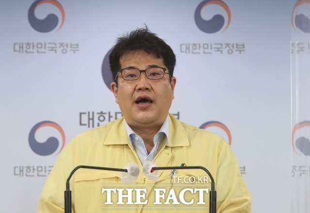 정부가 다음달부터 근로자가 업무와 관련 없이 아픈 경우 소득을 지원하는 상병수당을 실시한다./뉴시스