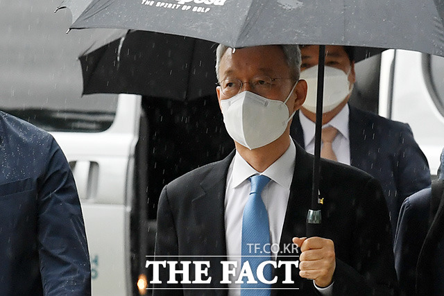 백운규 전 산업부 장관이 15일 오전 서울 송파구 서울동부지방법원에서 열리는 구속 전 피의자 심문(영장실질심사)에 출석하고 있다./남용희 기자
