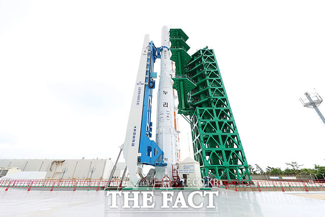최초의 한국형 발사체 누리호(KSLV-Ⅱ) 2차 발사를 하루 앞둔 15일 전남 고흥군 나로우주센터 발사대에 누리호가 기립되고 있다. /고흥=한국항공우주연구원 제공