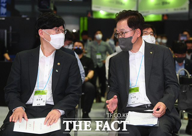 강석훈 KDB산업은행 회장(오른쪽)이 김소영 금웅위원회 부위원장과 대화를 나누고 있다.