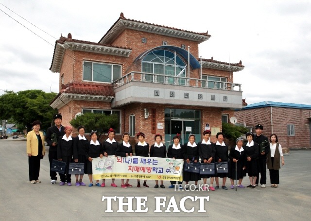 치매예방학교 기념 사진/장흥군청 제공