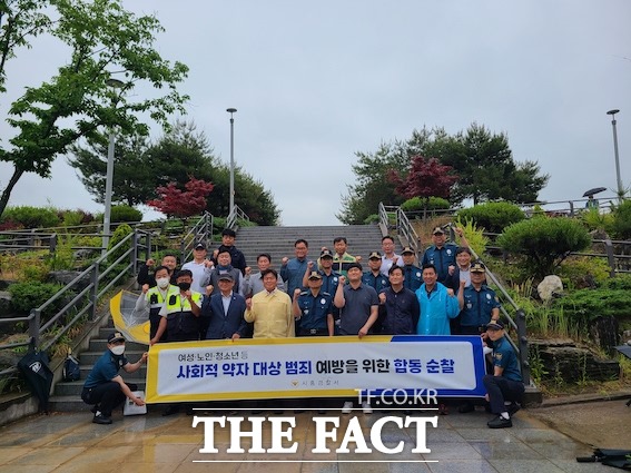 시흥경찰서는 시흥시청과 함께 여성·노인·청소년 등 사회적 약자 대상 범죄 예방을 위한 중앙완충녹지 구간 합동 순찰 활동을 실시하였다고 16일 밝혔다./시흥경찰서 제공