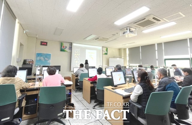 정읍시농업기술센터 관계자는 “이번 교육을 통해 급변하는 소비트렌드를 이해하고 인터넷 활용 능력을 강화하는 계기가 되길 바란다”며 “농업인의 소득향상과 농특산물의 브랜드 가치 향상을 꾀할 수 있도록 내실 있게 준비하겠다”고 밝혔다. / 정읍시 제공