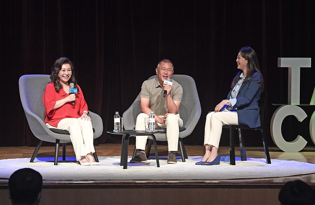 현대차는 16일 서울 양재동 본사 사옥 대강당에서 오은영 정신의학과 박사를 초청, 직원들의 인간관계·가정·일에 대한 고민을 함께 나누고 솔루션을 제시할 수 있는 마음 상담 토크 콘서트 : 요즘, 우리를 진행했다. 사진은 정의선 현대차그룹 회장(가운데)이 오은영 박사(왼쪽)와 마음 상담 토크 콘서트에서 대화를 나누는 모습. /현대차 제공