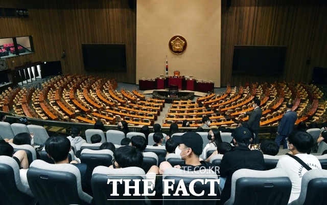 21대 후반기 국회 원 구성 협상이 난항이다. 이에 따라 국회 공백 상태가 장기화되고 있다. 여야 간 밥그릇 싸움에 민생은 뒷전으로 밀렸다. /이선화 기자