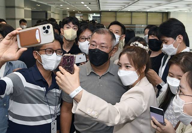 정의선 현대차그룹 회장(가운데)이 행사 종류 후 직원들과 함께 사진을 찍고 있다. /현대차 제공