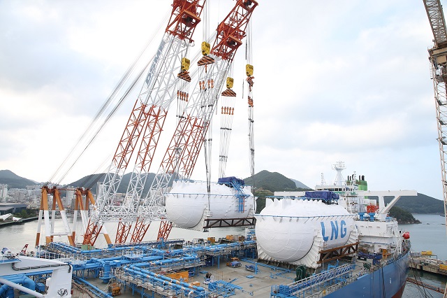 대우조선해양이 포스코와 10여 년간의 연구개발 끝에 성공한 고망간강 소재 LNG연료탱크를 선박에 탑재하고 있다. /대우조선해양 제공