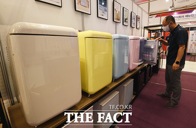다양한 색상을 뽐내는 숙박업소용 냉장고.