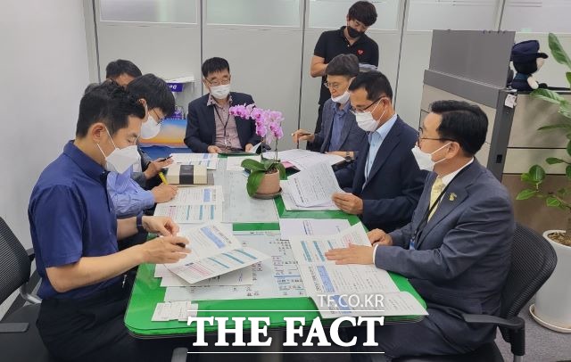 손점식 순천시 부시장 등 관계자들이 16일 기획재정부를 방문, 현안사업에 대한 국고 지원 필요성을 설명하고 있다. /순천시 제공