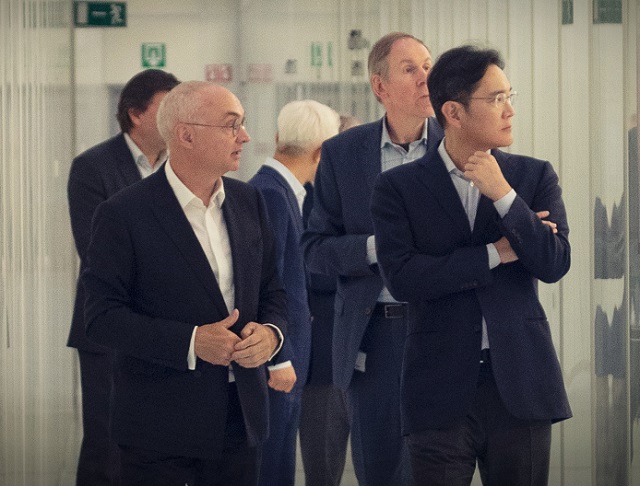 이재용 삼성전자 부회장(오른쪽)이 15일(현지 시간) 벨기에 루벤에 위치한 imec을 방문해 루크 반 덴 호브 imec CEO와 만나 미래 기술에 대해 논의하고 연구개발 현장을 살펴봤다. /삼성전자 제공