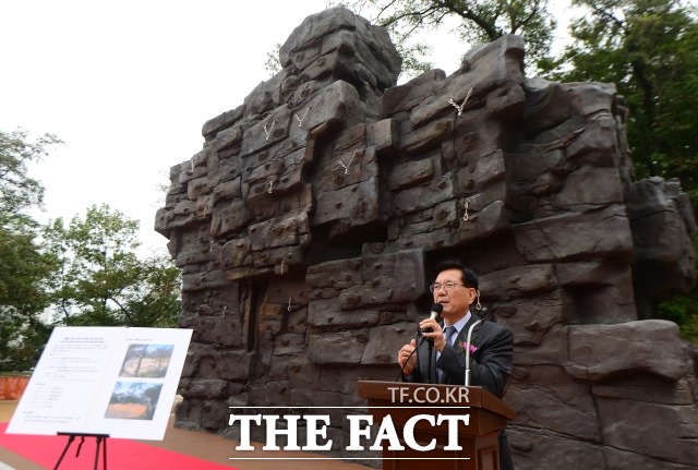 경찰이 인사청탁 대가로 직원들에게 거액을 챙긴 혐의 등을 받는 유덕열 동대문구청장을 불러 조사했다. /이새롬 기자