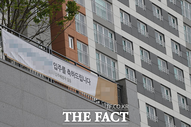 김포 장릉과 인접해 논란이 된 검단신도시의 한 아파트에 입주 환영 현수막이 걸려있다.