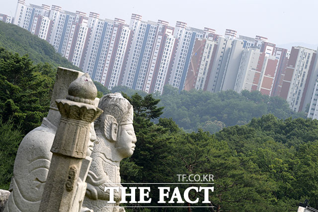 유네스코에 등재된 문화재 김포 장릉에서 인천 서구 검단신도시의 아파트 단지들이 보이고 있다.