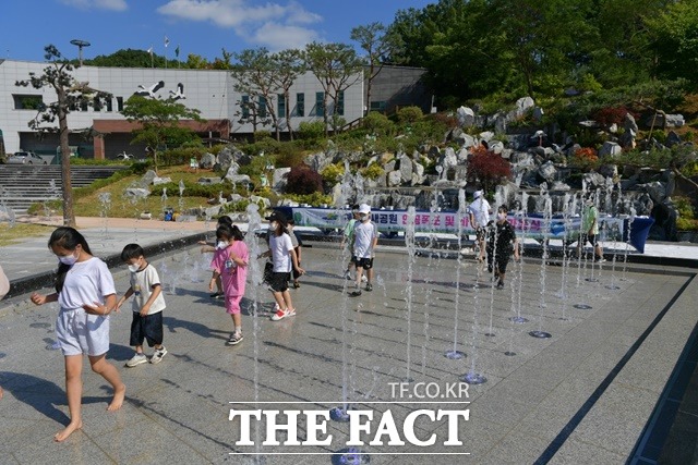 예산황새공원 내 인공폭포 및 바닥분수가 16일 가동식을 가졌다. / 예산군 제공