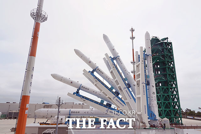 전남 고흥군 나로우주센터 발사대에 누리호가 기립되고 있다. /고흥=한국항공우주연구원 제공