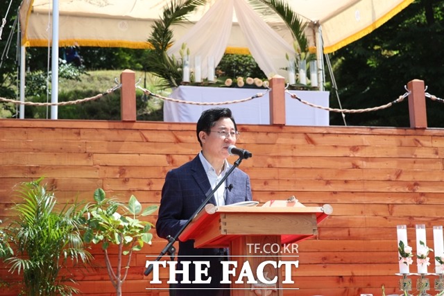 박경귀 아산시장 당선인이 지난 16일 공세리 성지성당 성체거동행사에 참석해 공세리 성당과 공세곶창을 잇는 문화관광밸트 조성의 뜻을 밝혔다. / 새로운 아산시대 준비위원회 제공