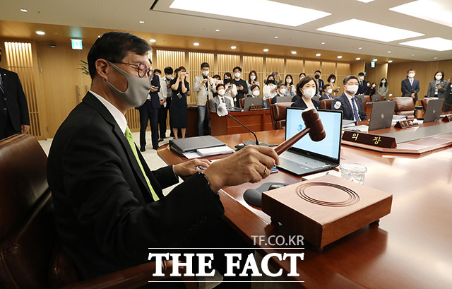 미국이 자이언트 스텝(기준금리 0.75%포인트 인상)을 단행한 가운데 한국은행의 빅스텝(기준금리 0.50%포인트 인상) 가능성이 가시화하고 있다. 사진은 이창용 한국은행 총재가 지난 5월 26일 오전 서울 중구 한국은행에서 열린 금융통화위원회 본회의를 주재하며 의사봉을 두드리고 있다. /사진공동취재단