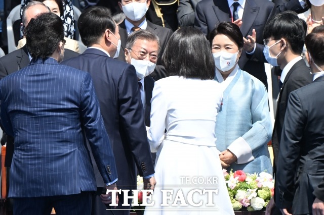 김 여사는 김윤옥, 권양숙, 이순자, 김정숙 여사 등 전 대통령 부인들과 연이어 만나고 있다. 10일 오전 서울 여의도 국회에서 대통령 취임식에 참석하며 문재인 이임 대통령 부부와 인사하는 윤석열 제20대 대통령과 김건희 여사. /남윤호 기자