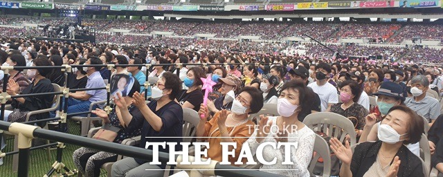 올해 처음으로 아이돌 가수들과 분리해 별도로 진행된 드림콘서트 트롯은 서울 올림픽주경기장에서 4시간 가량 펼쳐진 가운데 축제를 방불케 할만큼 시종 흥겹게 마무리 됐다. /강일홍 기자