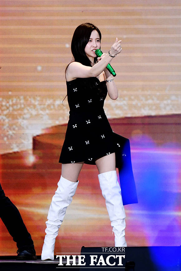 가수 은가은이 19일 오후 서울 송파구 서울올림픽주경기장에서 열린 제1회 드림콘서트 트롯에서 공연을 펼치고 있다.
