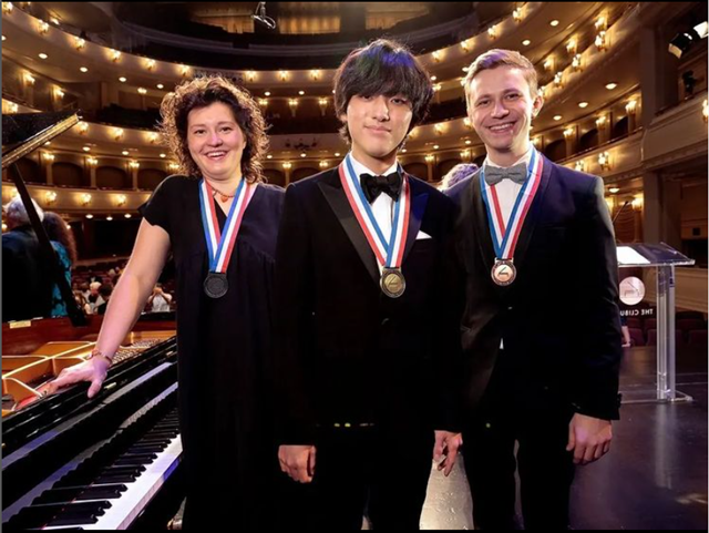 대한민국 피아니스트 임윤찬(가운데)이 제16회 반 클라이번 콩쿠르에서 우승을 차지했다. /목프로덕션 SNS 캡처