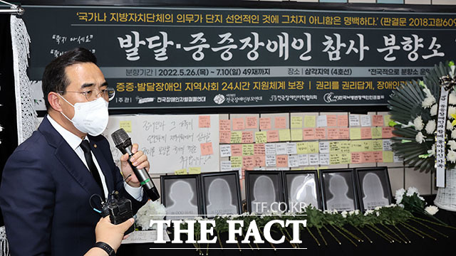 헌화를 마친 박 원내대표가 발언하고 있다.