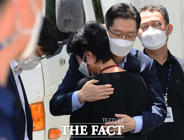 드루킹 댓글 조작 사건으로 징역 2년형이 확정된 김경수 전 경남지사가 창원교도소 수감에 앞서 부인 김정순 씨와 포옹을 하며 마지막인사를 나누고 있다. /창원=뉴시스