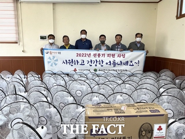 장흥군 용산면 지역사회보장협의체가 선풍기를 지원했다/장흥군청 제공