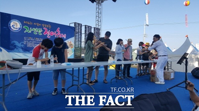 사천 삼천포항 자연산 전어축제 전어먹기 대회 모습/사천시 제공(자료사진)