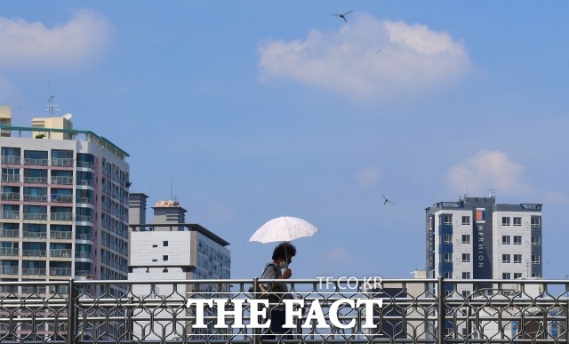 21일은 30도를 웃도는 후덥지근한 무더위가 예상된다. /더팩트 DB