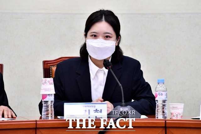 지난 20일 최강욱 더불어민주당 의원이 성희롱 발언으로 당 윤리심판원으로부터 당원 자격 6개월 정지를 징계를 받았다. 최 의원의 중징계를 촉구했던 박지현 전 공동비상대책위원장은 늦었지만 다행이고 환영하지만 아쉽다며 팬덤 정치와의 결별을 연신 외쳤다. /이선화 기자